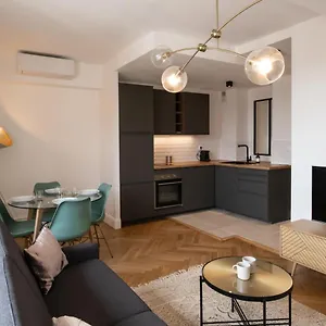 the-celeste-beautifully-renovated-apartment-superb-view.hotels-rhonealpes.com/